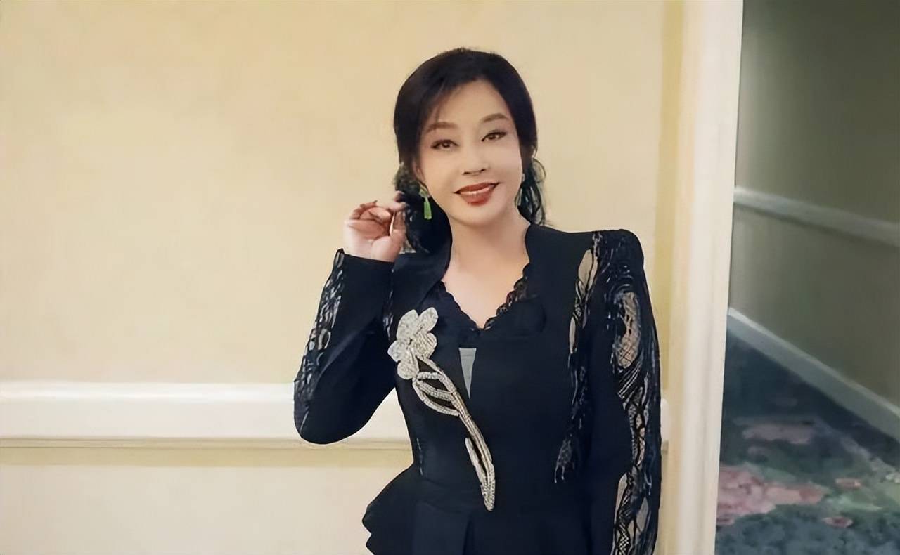 71岁刘晓庆装嫩被骂！近照水嫩靓丽！网友：…