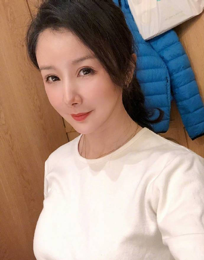 孙菲菲晒血色恋情暴力事件进展 事件施暴人被拘留