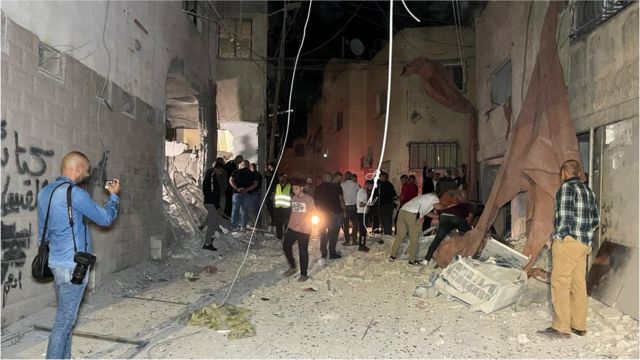 外媒：以色列空袭加沙中部清真寺，致50人死亡