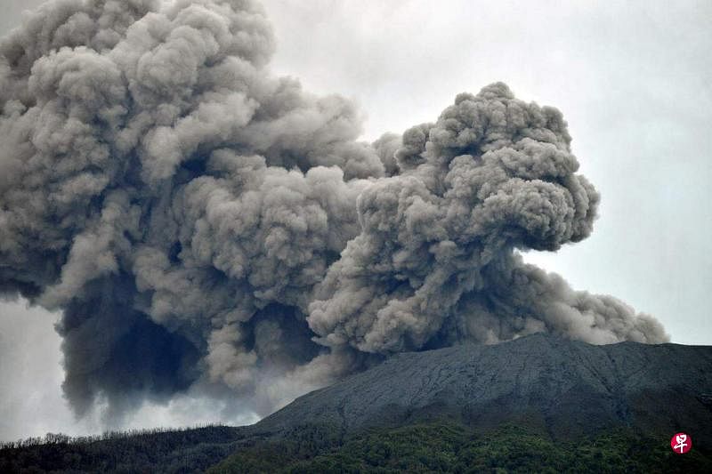 印尼火山喷发11名登山者死亡，另有12人失踪