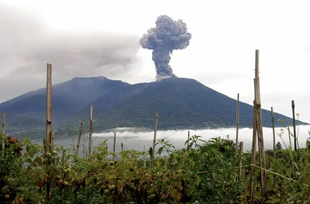 印尼马拉皮火山喷发已致17名登山者死亡