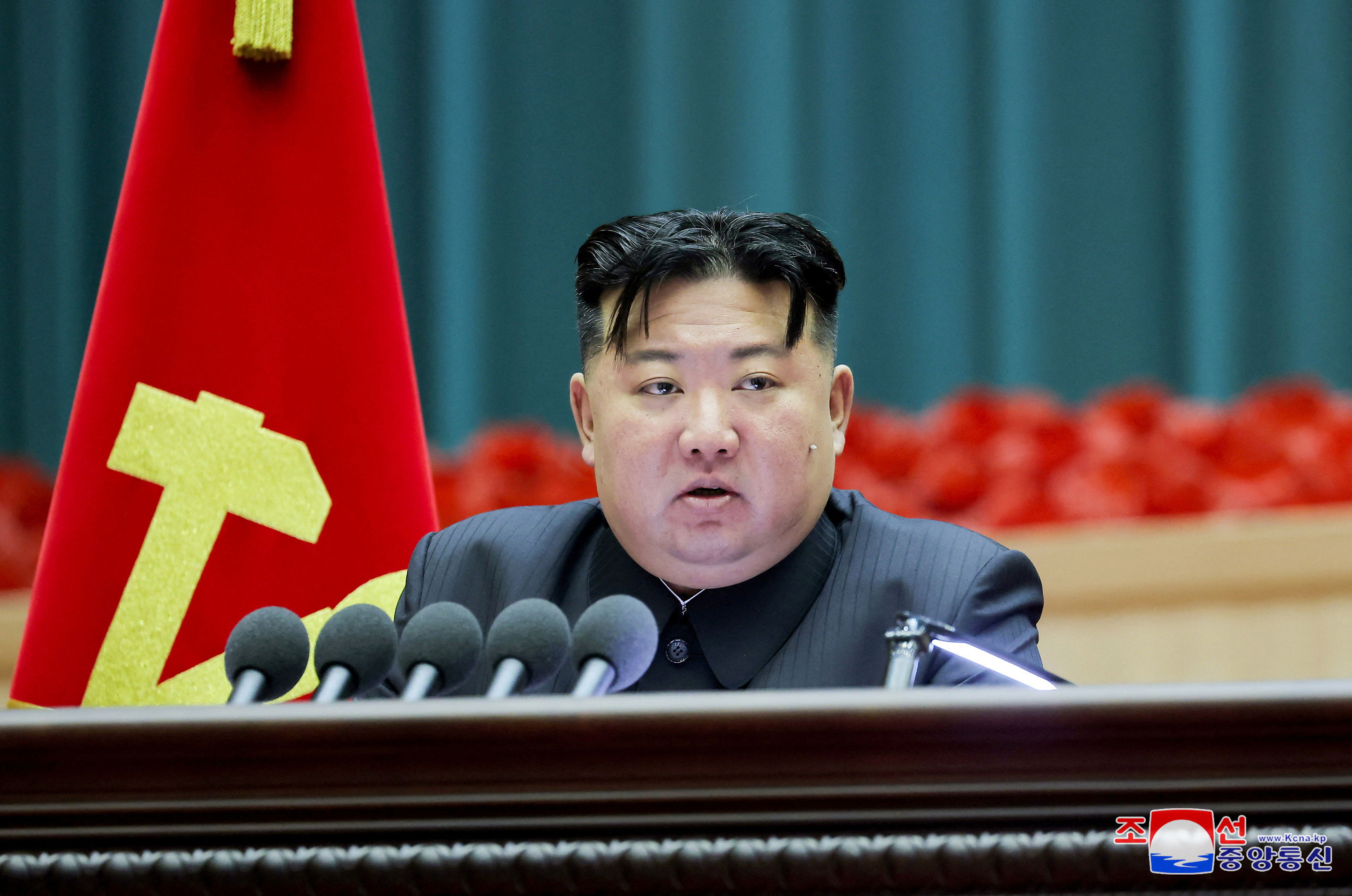 金正恩真情流露!媒体夸赞:会哭的独裁者很罕见