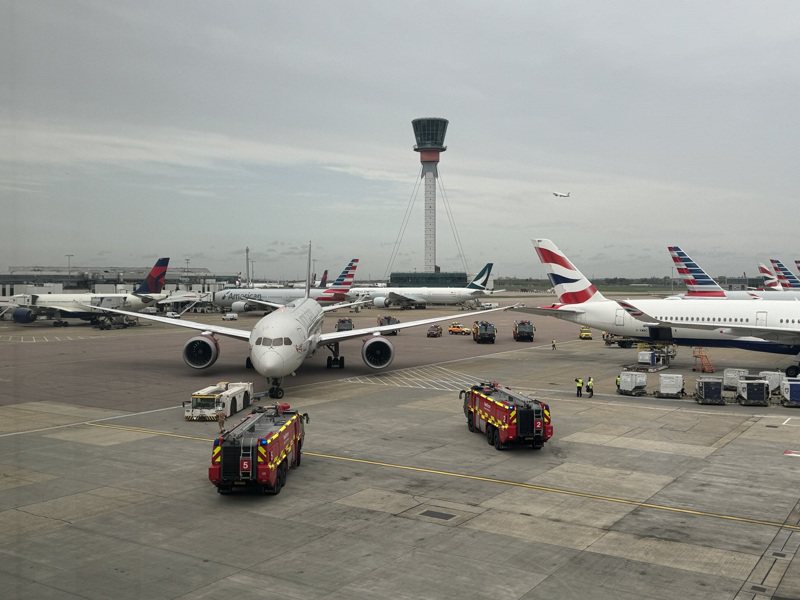 维珍航空波音787由拖车后推 翼尖小翼撞上停在附近的英航空巴A350